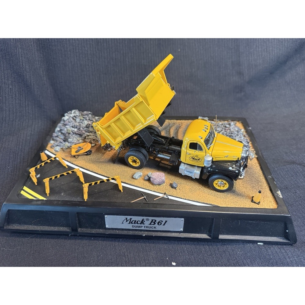 Franklin Mint 1:43 1950 Mack B-61 Dump Truck Diorama Model With Accessories